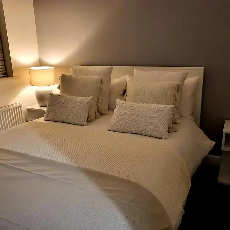 Luxurious 2 Bed House Apartment *